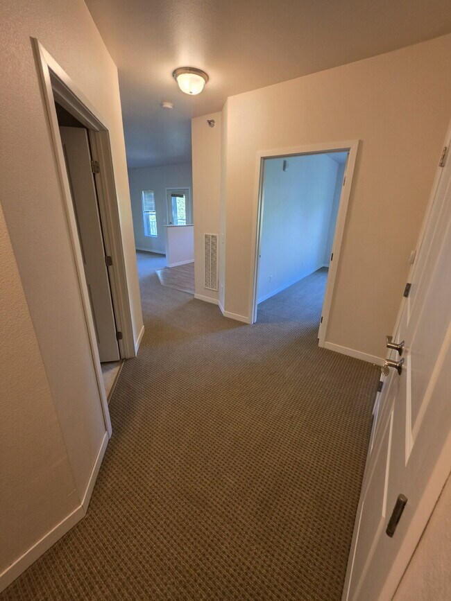 Building Photo - 2 Bedroom | 1 Bathroom 2nd Floor Apartment Available RIGHT NOW!