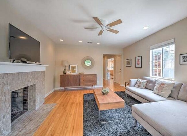 Building Photo - Beautifully Remodeled Home in Fantastic Westside Village/Palms location