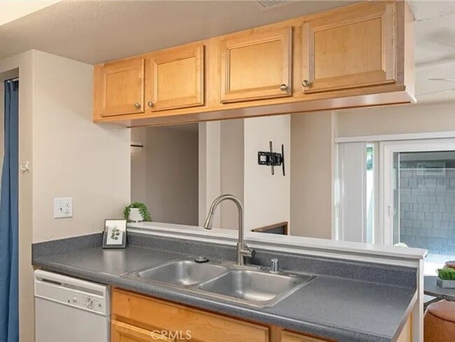 Building Photo - Freshly remodeled 1 bedroom apartment close to downtown