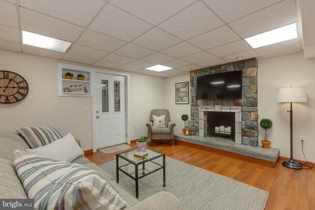 Building Photo - 1057 Vista Dr