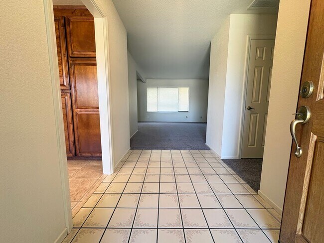 Building Photo - Spacious 4 Bedroom Home in Quiet Galt Neighborhood