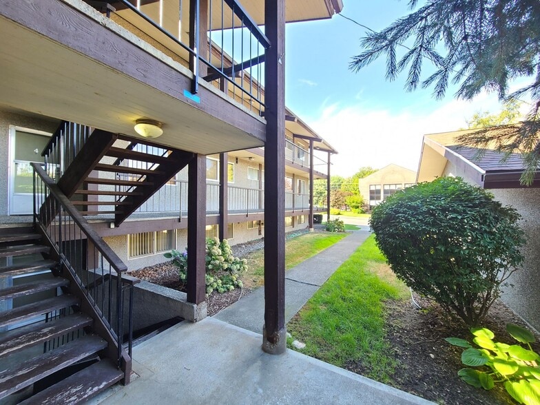 Building Photo - 2911 E 32nd Ave