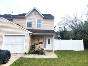 Building Photo - Charming 3-Bed Townhome in Sought-After Si...