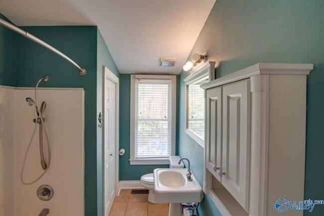 Building Photo - 1313 Wells Ave SE