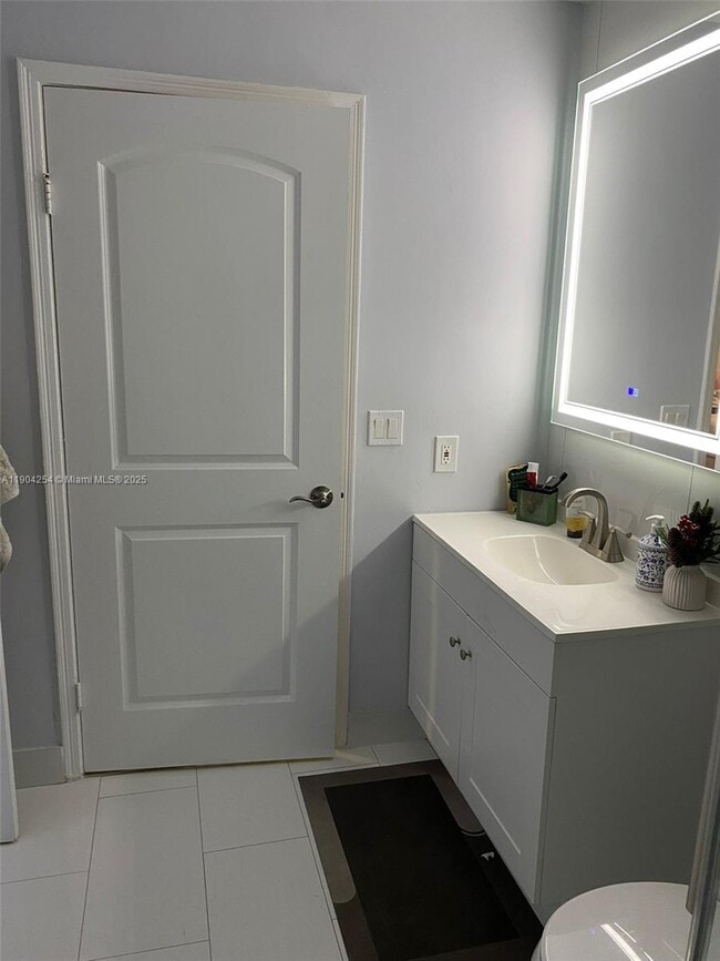 Building Photo - 833 Riverside Dr