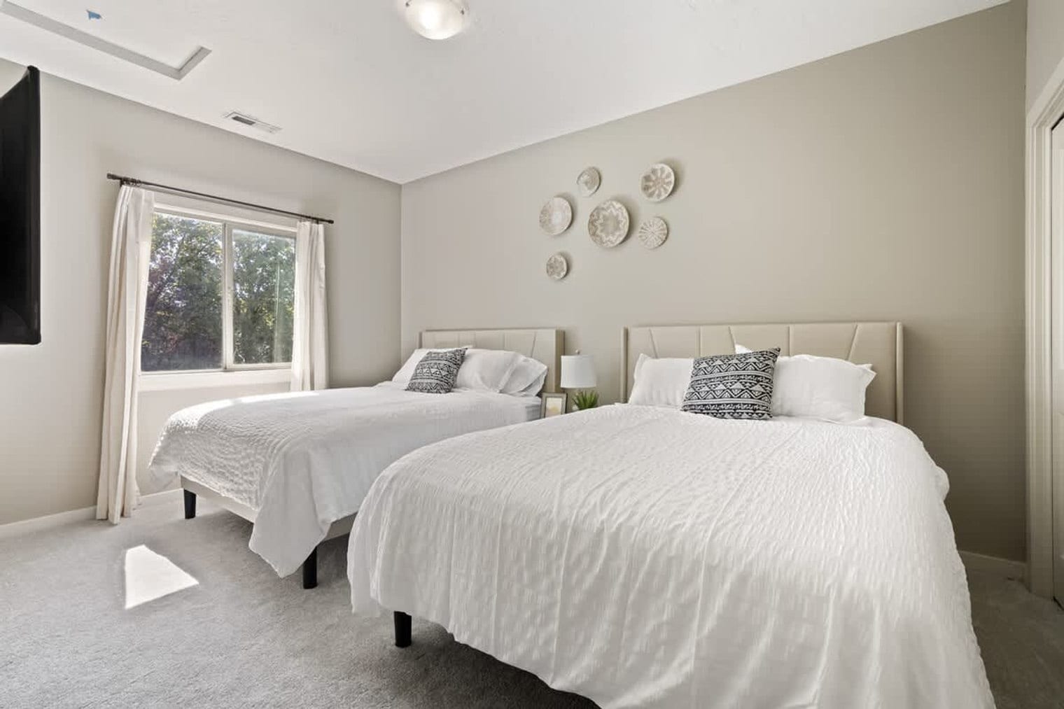 Building Photo - 5327 N Red Hills Pl