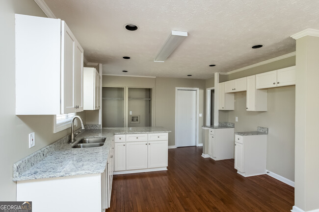 Building Photo - 3171 Pilgrims Dr