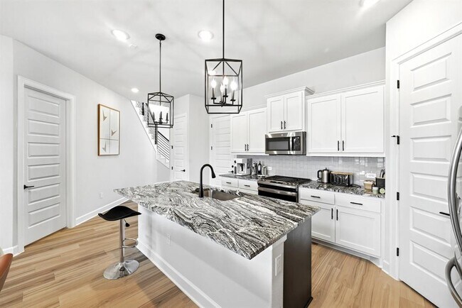 Building Photo - 2702 Sebring Cir