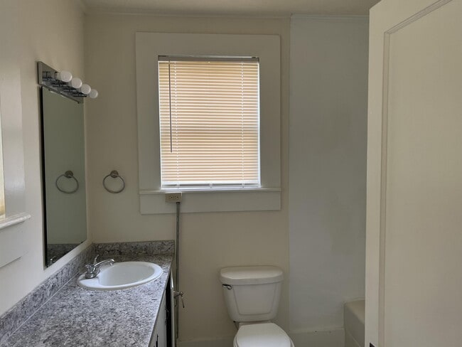 Building Photo - 817 6th St