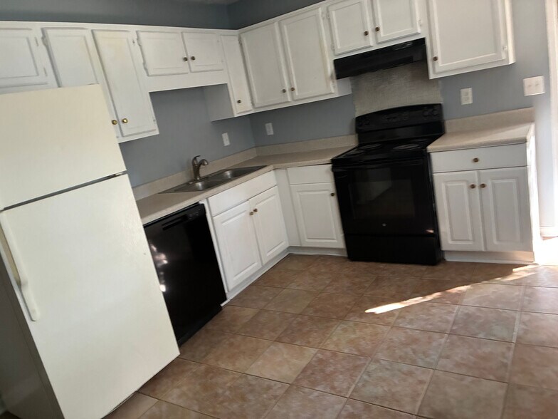 Building Photo - Room in House on Feather Dr