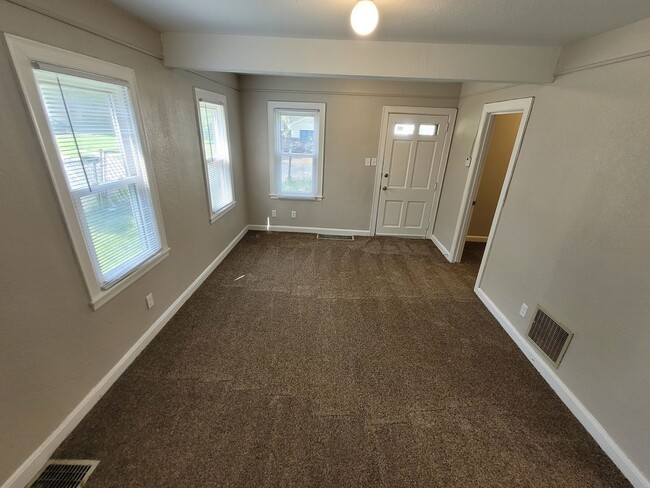 Building Photo - 2 bedroom, 1.5 bathroom home with detached...