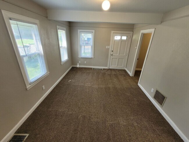 Building Photo - 2 bedroom, 1.5 bathroom home with detached garage!