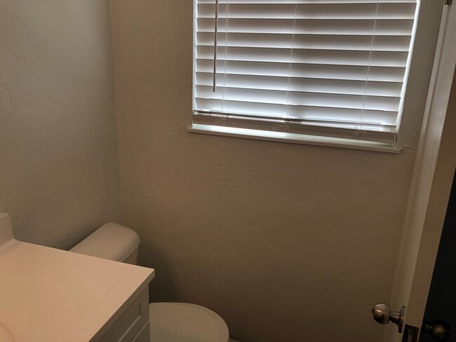 Building Photo - Updated 3 bedroom 1.5 bath duplex!