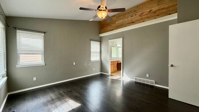 Building Photo - Move in ready home on Hollandale