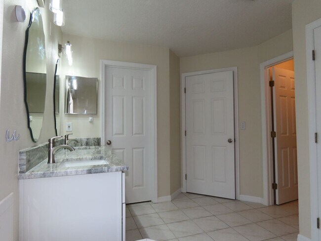 Building Photo - Spacious 4 Bedroom Pool Home Plus Addition...