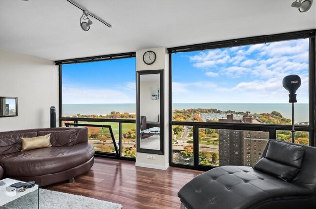 Building Photo - 4343 N Clarendon Ave