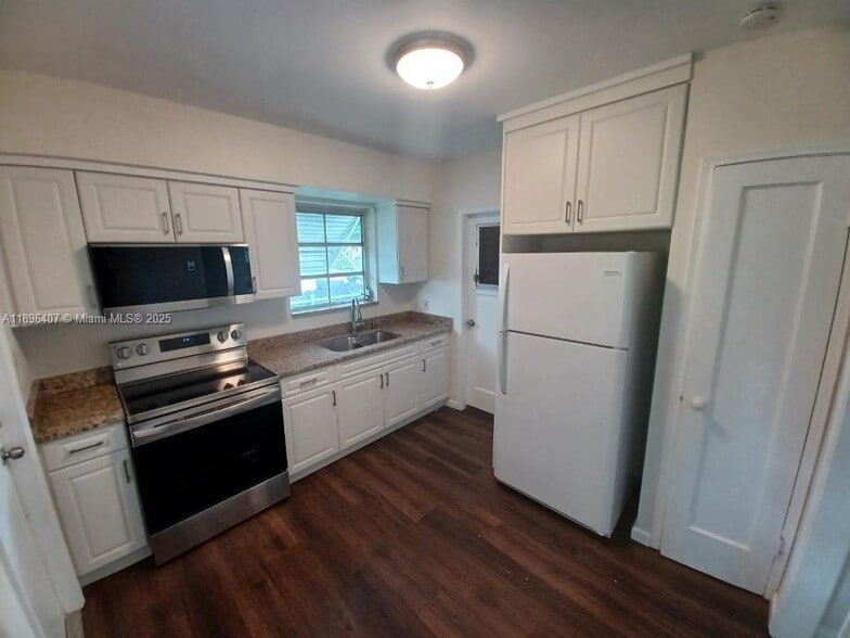 Building Photo - 3670 SW 20th St