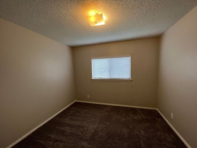 Building Photo - NICE & SPACIOUS!  3 BEDROOM / 2 BATH HOME LOCATED IN SPRING MEADOWS*FIREPLACE IN LIVING ROOM*