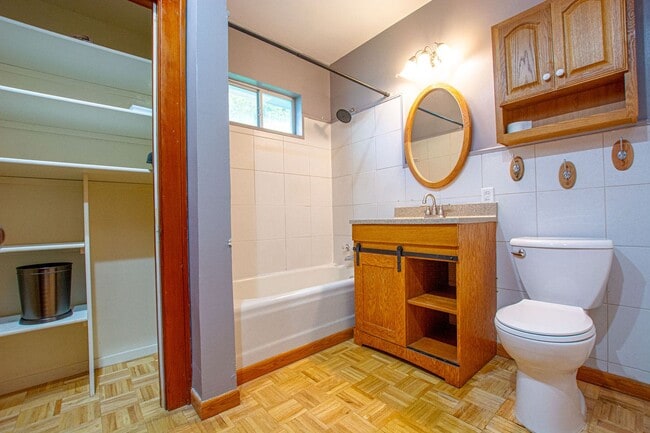 Building Photo - 3 Bedroom / 1 Bath Home with Washer/Dryer ...