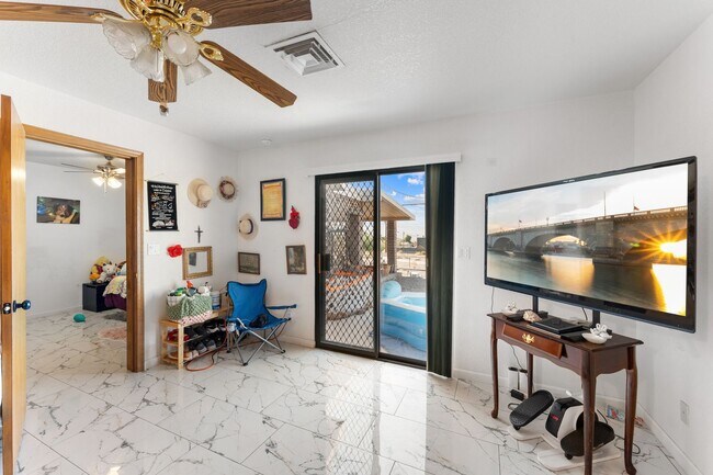 Building Photo - 1099 Pueblo Dr