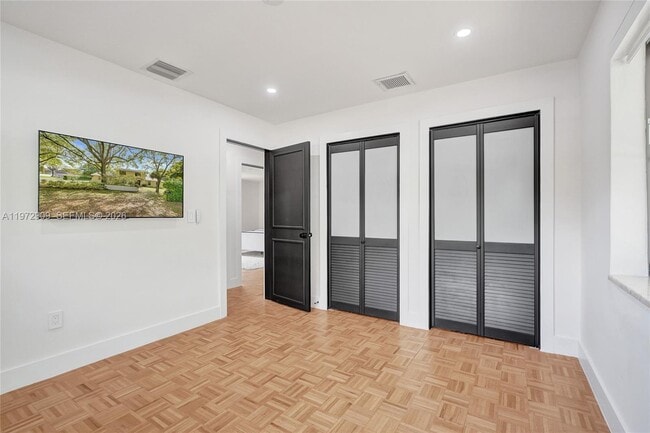 Building Photo - 9901 SW 79th Ave