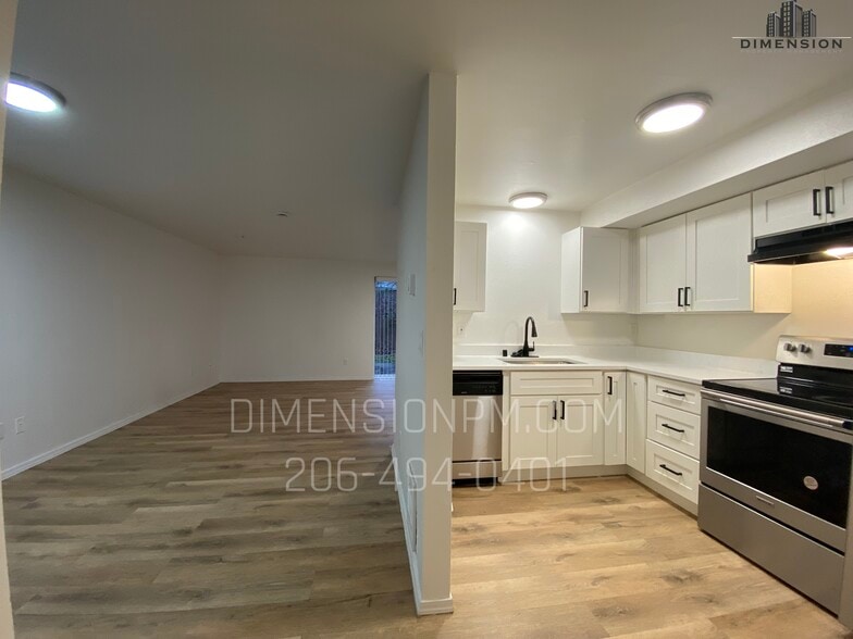 Building Photo - 2412 Poplar St SE