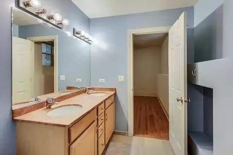 Primary Bath - 4733 N Malden St