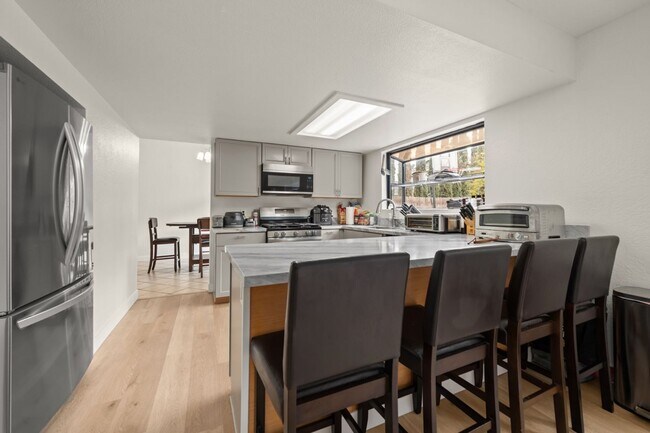 Building Photo - Spacious lot with no back house!