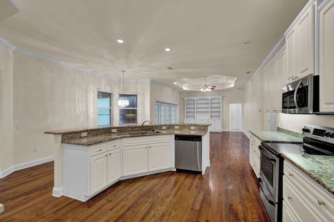 Kitchen. - 832 Ashton Oaks Cir