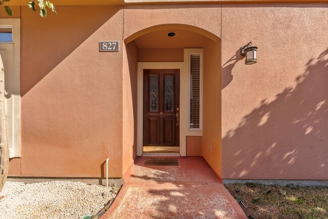 Building Photo - 827 Rosine St