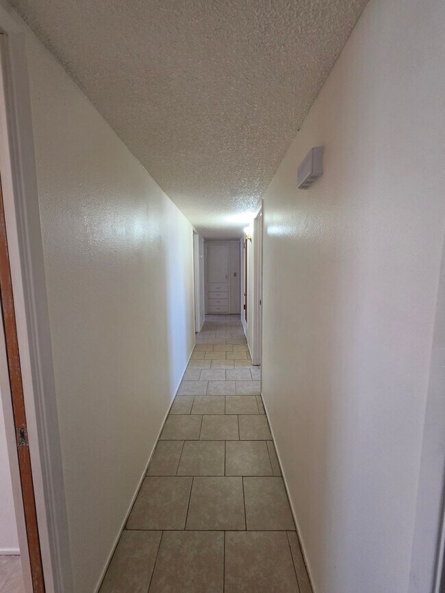 Building Photo - Spacious Home!!