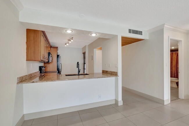 Building Photo - 6 Royal Palm Way