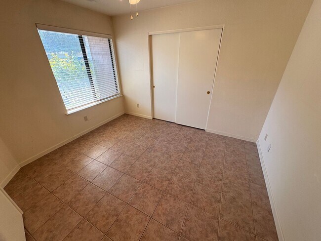 Building Photo - Cozy 3 bedroom, 2 bathroom home in Northeast Visalia