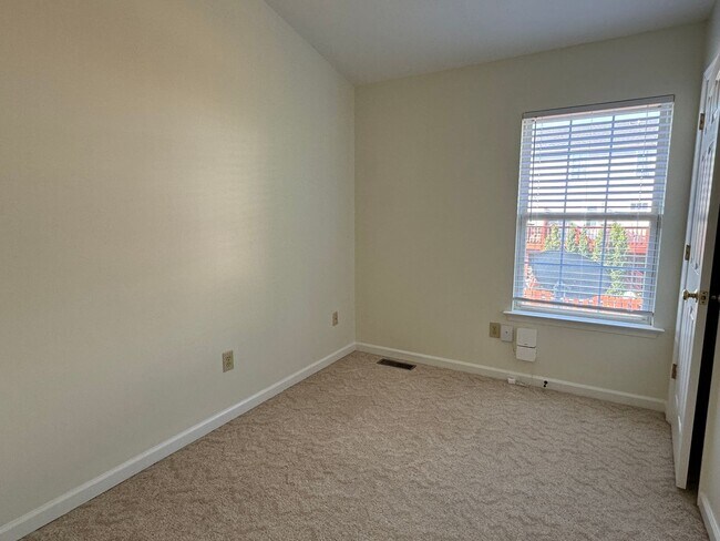 Building Photo - Immaculate Stonewall Heights Townhome!