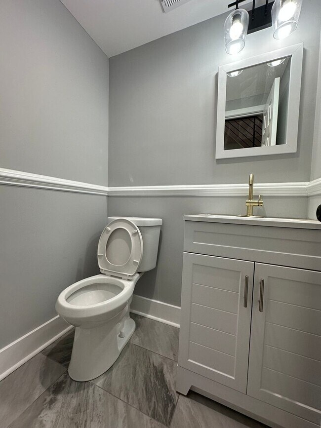 Building Photo - 2 bedrooms 1.5 bathroom House in South Phi...