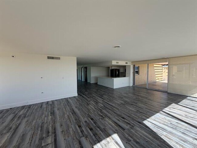 Building Photo - 2000 NE 135th St