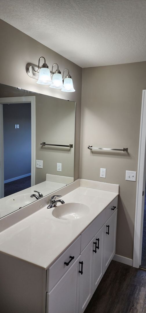Building Photo - Beautiful 3 bedroom 3 bath  Townhouse