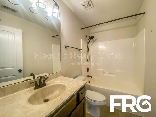 Building Photo - 200 Willow Pond Dr