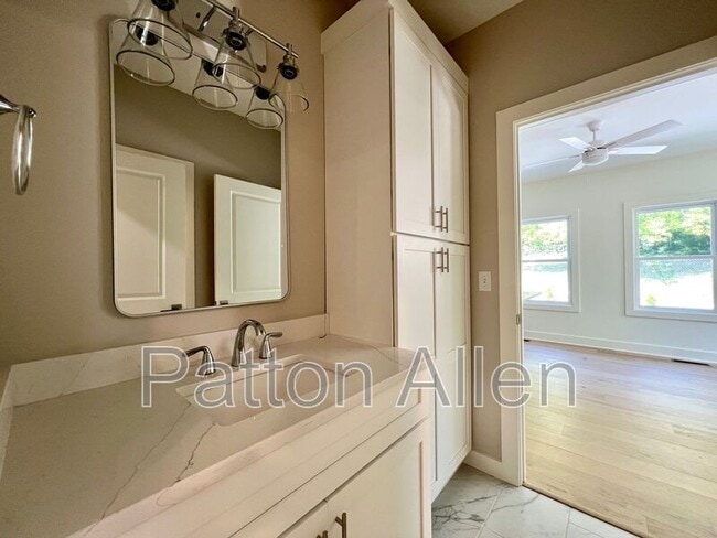 Building Photo - 10 Deaver Park Cir