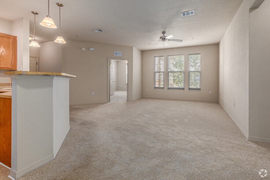 2BR, 2BA - 1,046SF - Living/Dining Room - Stratford Mill