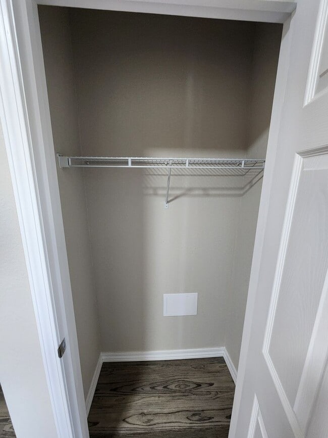 Building Photo - Spacious 2-Bedroom, 1-Bathroom Home AVAILA...