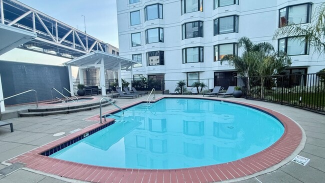 Building Photo - Bright 1BR/1BA w/ City Views, Amenities and just Steps to Embarcadero -AMSI