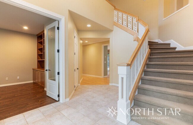 Building Photo - Spacious Elegance in Lake Oswego