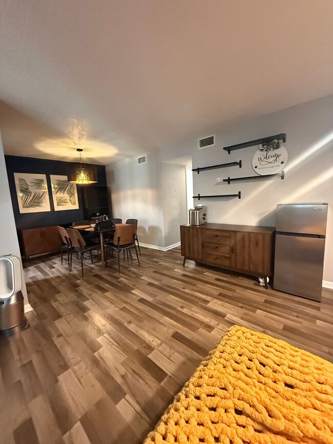 Building Photo - Beautifully Renovated Condo in the Heart o...