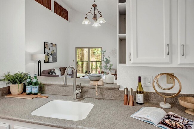 Building Photo - Updated 2 bed Downtown Redmond Condo w/Poo...