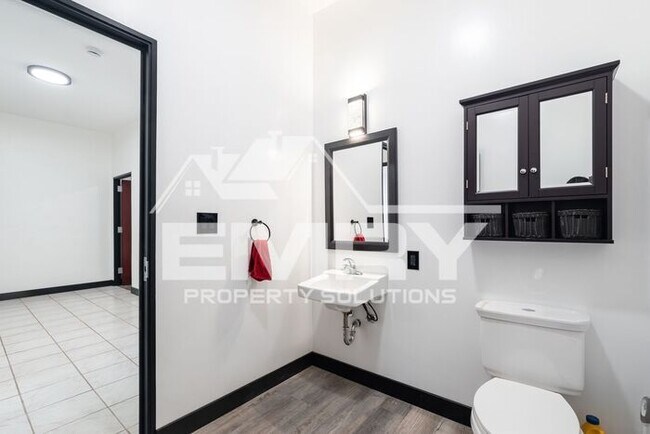 Building Photo - 942 S Gerhart Ave