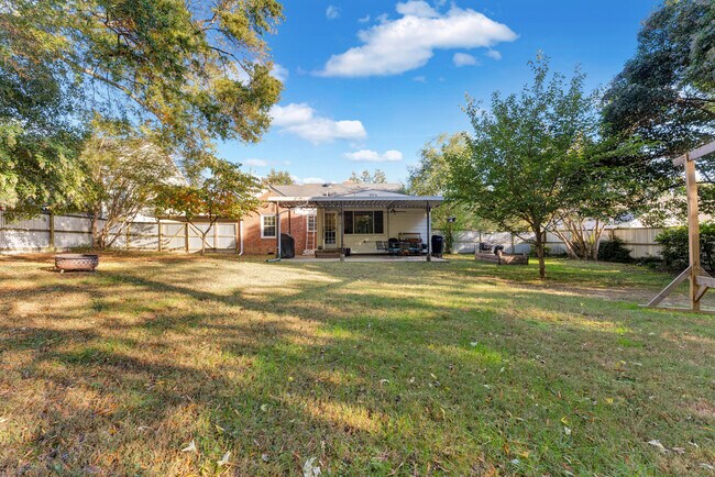 Building Photo - 2106 Tudor Plz