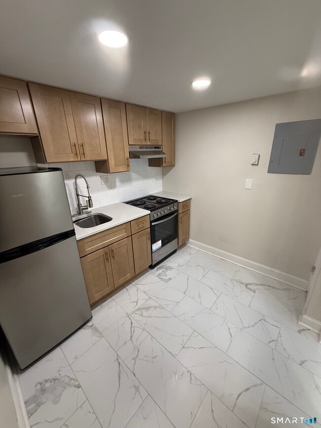 Building Photo - 18-Unit Cherry St
