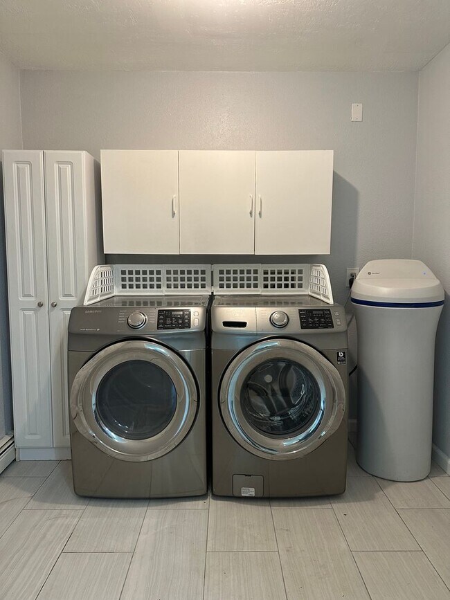 Building Photo - 2 Bed/ 2 Bath Single Family Home With a Garage in NP
