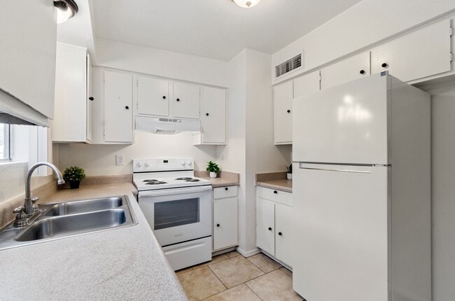 Building Photo - Centrally located 1 bedroom, 1 bath with bonus Den in a duplex, SW side of Swan & Grant.